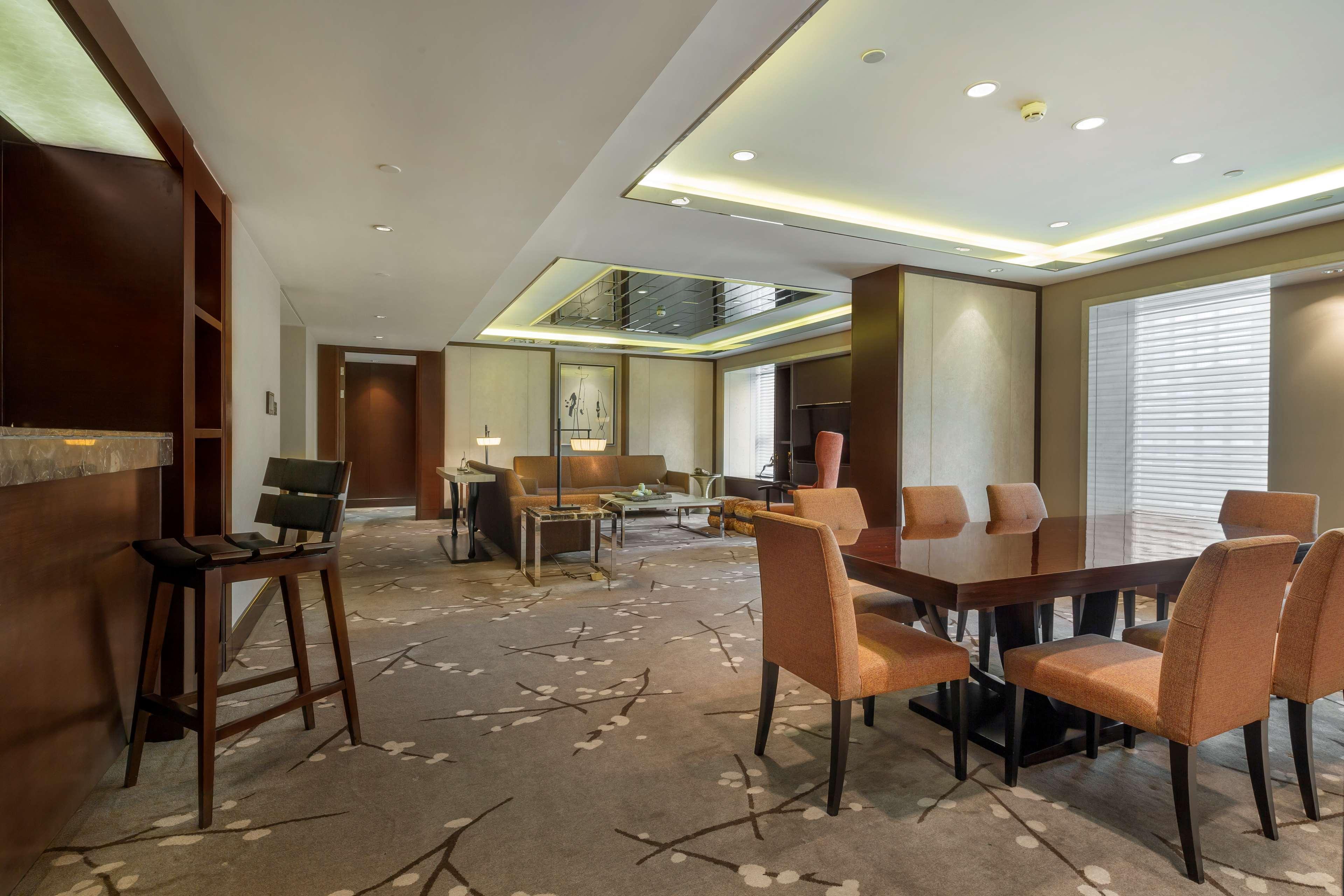 Doubletree By Hilton Chongqing - Guanyinqiao Railway Station Hotel Exterior photo
