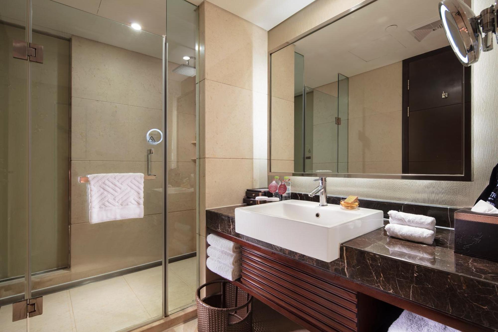 Doubletree By Hilton Chongqing - Guanyinqiao Railway Station Hotel Exterior photo