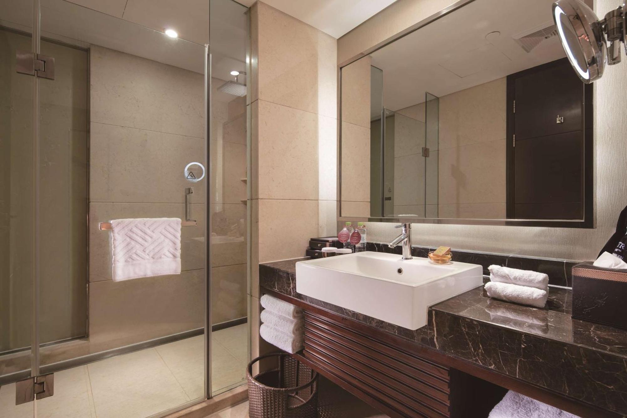 Doubletree By Hilton Chongqing - Guanyinqiao Railway Station Hotel Exterior photo
